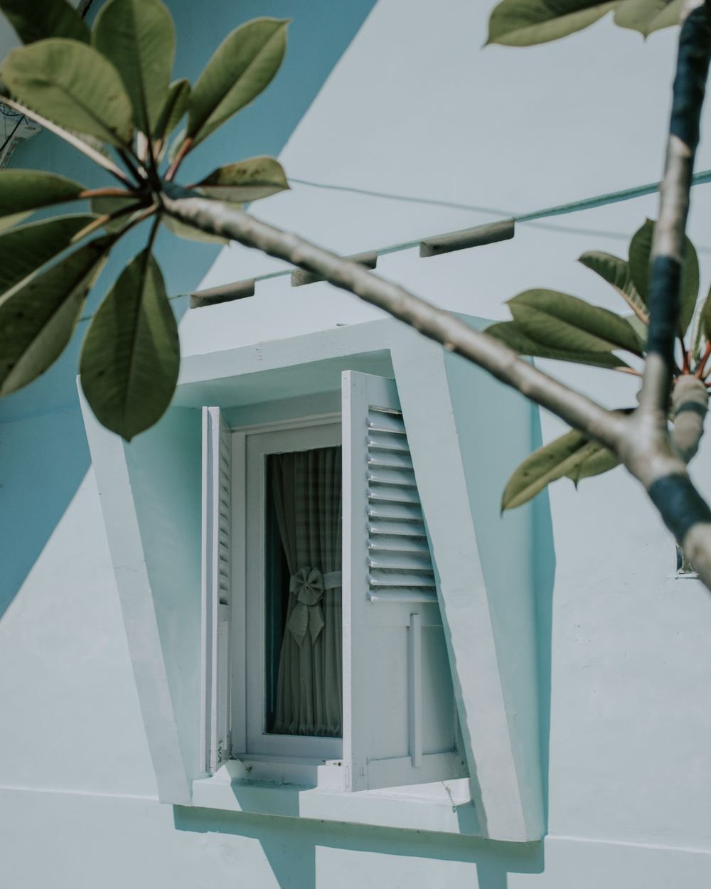 Fenêtre à volets sur une maison créole