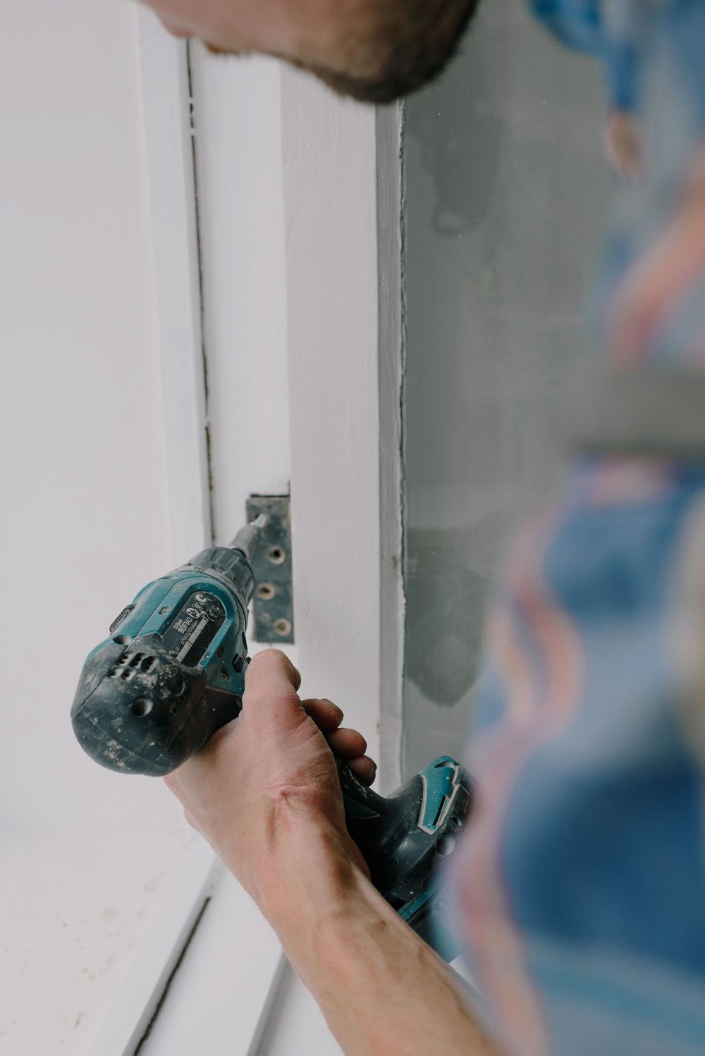 Installation d'une fenêtre par un menuisier
